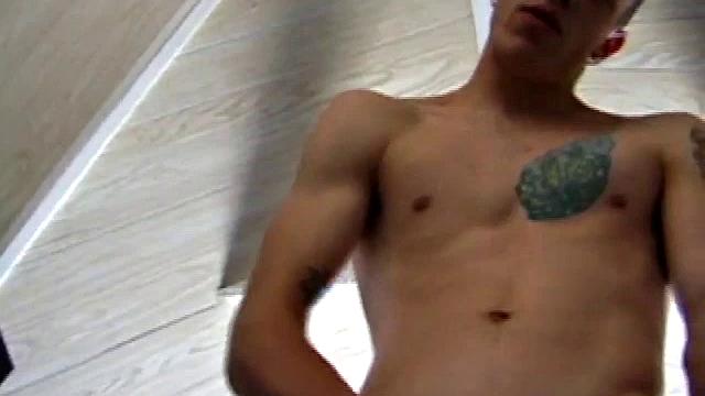 Шейн дрочит и кончает