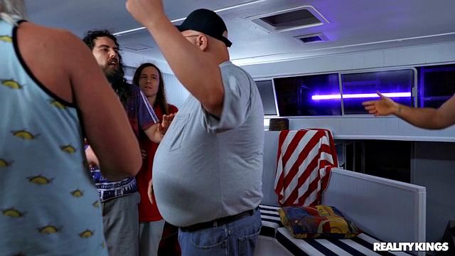 Слоан Харпер и JMac устраивают групповуху на яхте после предательства в банде.