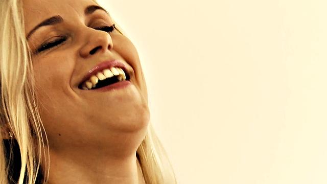 жадная блондинка не может остановиться, пальцы скользят по голой киске