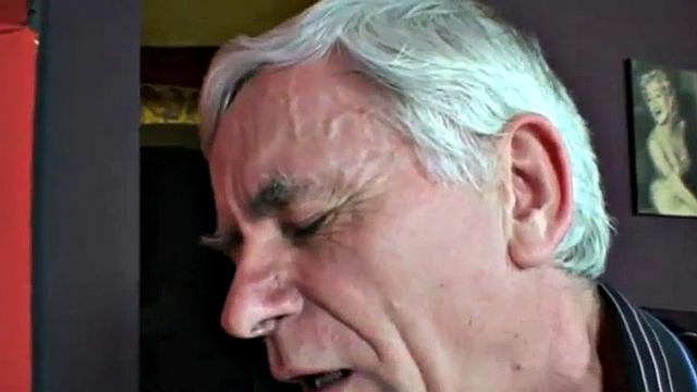 Teen barmaid screws in reverse