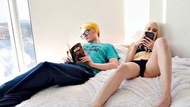 блондинка снимает трусики и трахается с сводным братом вместо парня