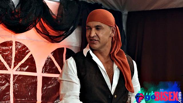 Stunning babe cockriding in 3way