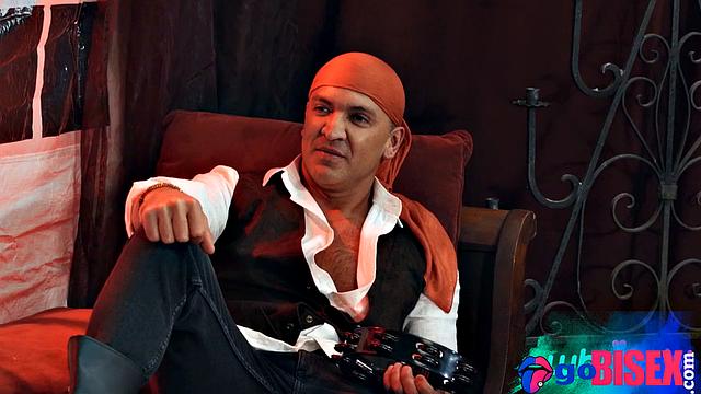 Stunning babe cockriding in 3way