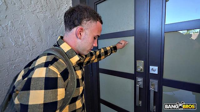 смотри, как зрелая соблазняет друга сына и ловит горячий фейс