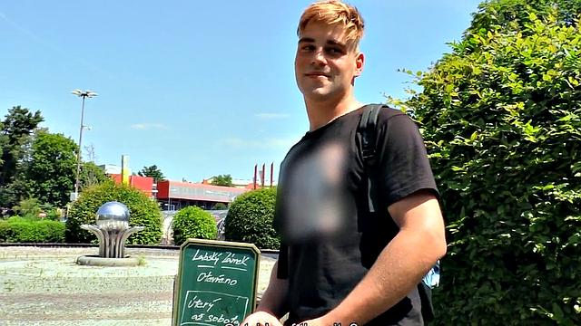 европейский парень сосёт и получает в жопу на природе