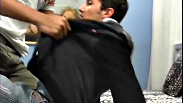 фабио трахается с исаиасом без гондона и лижет ему жопу