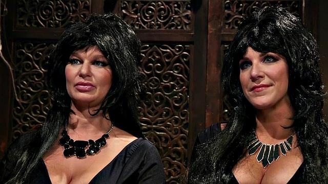 пышногрудая милфа на хеллоуин в наручниках получает анальный трах страпоном