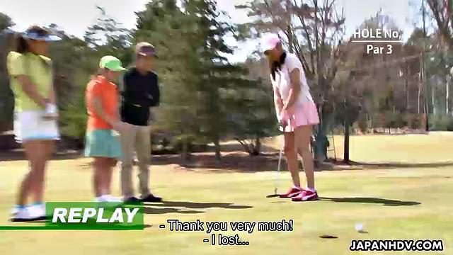 Нао Юзумия получает жёсткий трах на свежем воздухе