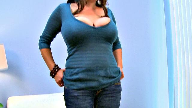 Jasmine Shiraz: Busty Show