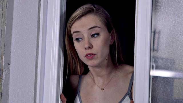 пара пробует глубокий минет с большим членом на диване