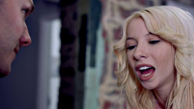 пара пробует глубокий минет с большим членом на диване