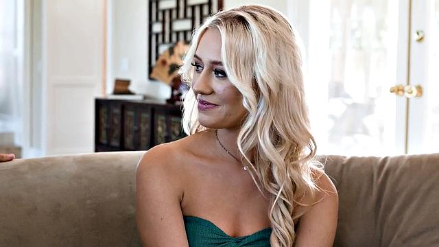 Steamy fingerfucking for gorgeous bimbo