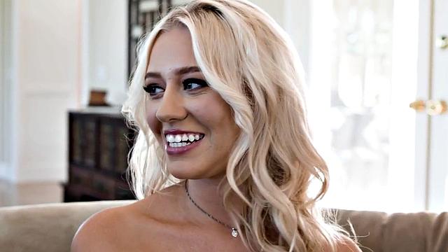 яркая бимбо получает страстное фингеринг