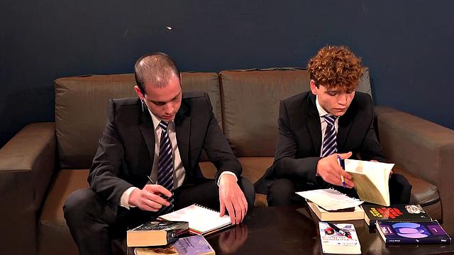 mark, leonel и donnan жестко трахаются втроём с риммингом