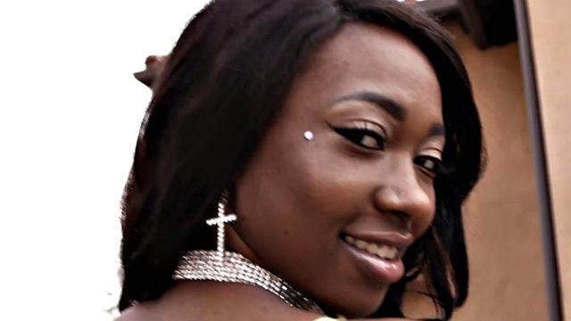 Booty black beauty pussyeaten before sex in doggystyle