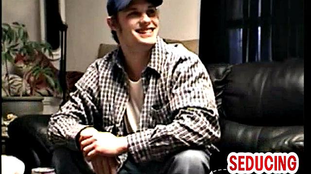 Horny hot stud gets blowjob by gay