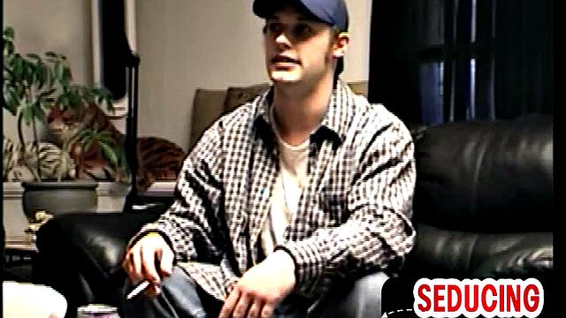 Horny hot stud gets blowjob by gay