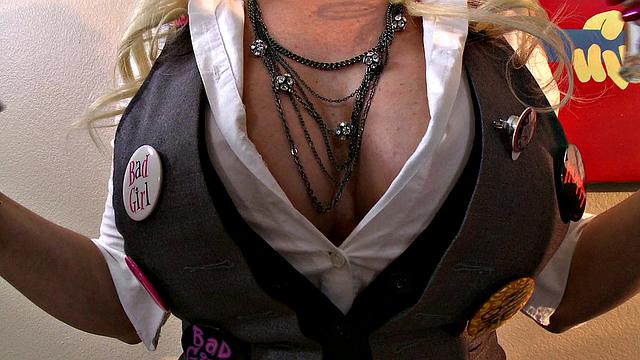 опытная официантка открывает грудь и трахается с любимым посетителем на глазах у начальства