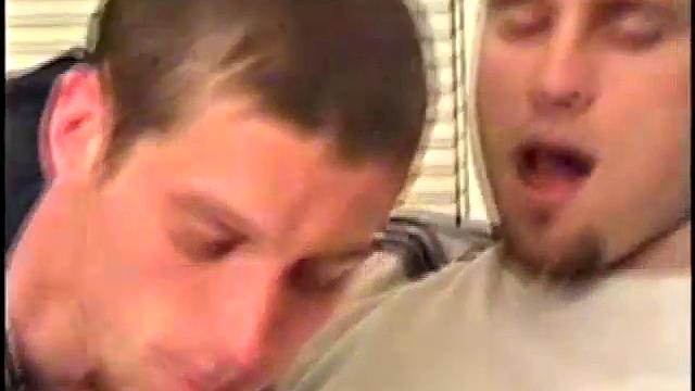 бен с жадностью сосет толстый член адама, обмен страстным минетом и жесткий трах