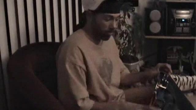 Гей-секс с Энрике: он впервые пробует мужской член во рту, кончает от возбуждения.