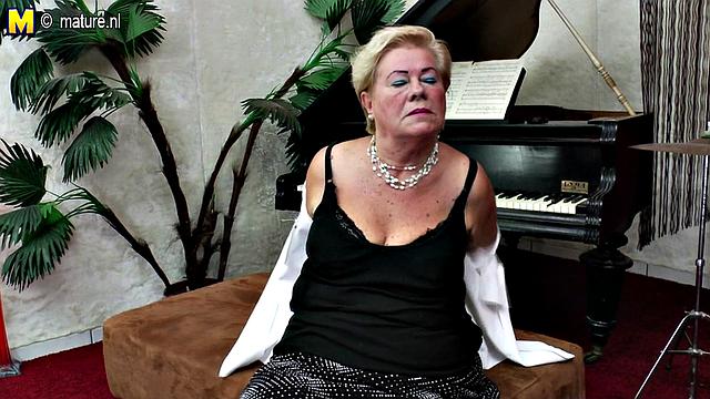 Похотливая бабушка страстно сосёт и скачет на члене