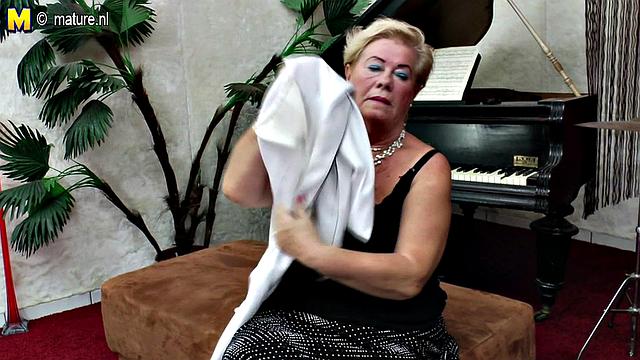 Похотливая бабушка страстно сосёт и скачет на члене