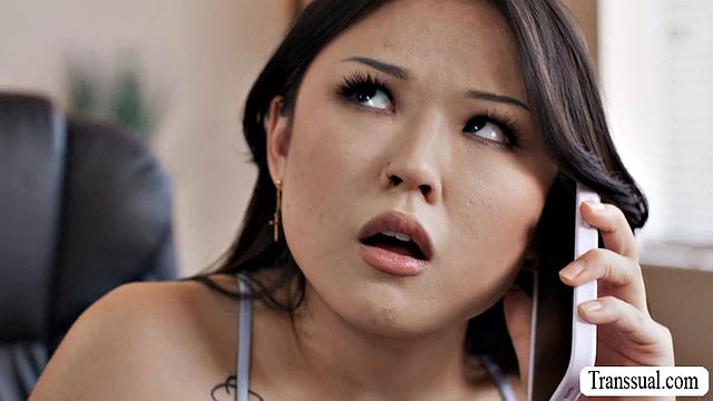 Транс-жена Lulu Chu получает минет и трахается с Ariel Demure в попку с её твёрдым членом.