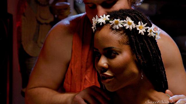 Лысая блондинка Lilly Bell страстно изменяет с Derrick Pierce и глубоко берет его член в себя.