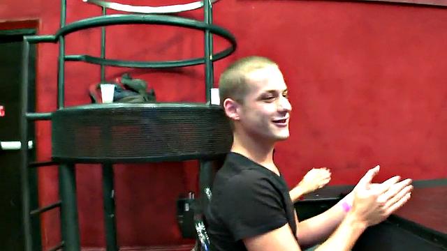 Горячие геи устраивают анальный отрыв на стрип-вечеринке