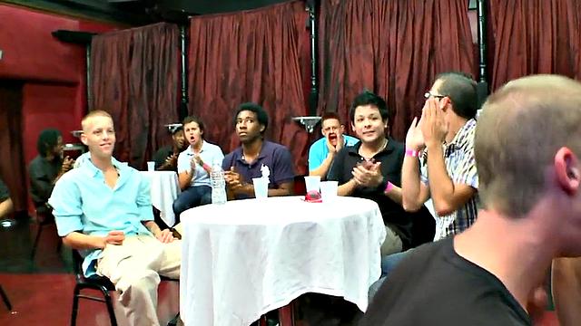 Горячие геи устраивают анальный отрыв на стрип-вечеринке