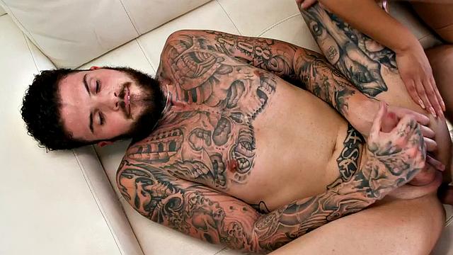 Bisexuals enjoy fucking bigbooty bitch in threesome