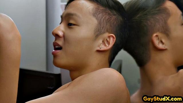 Азиат устроил жаркий гей-секс с чернокожим после страстного римминга.
