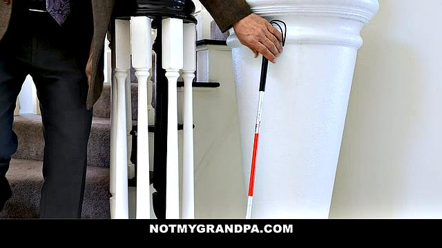 похотливый дед прикидывается слепым ради душа с авой