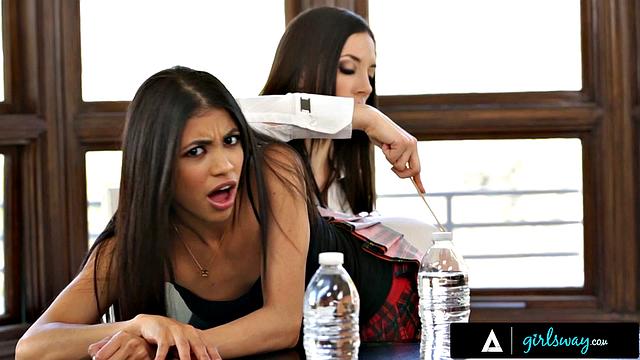 смотри, как джелена дженсен доводит веронику родригес до сквирта пальцами