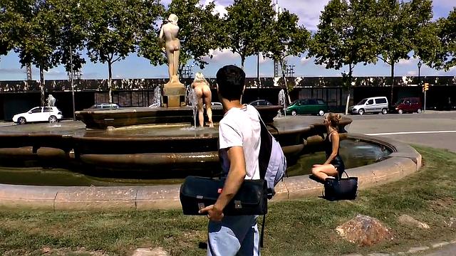 Блондинистая стерва вытворяет грязь на улице и жадно сосёт хуй