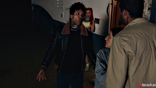 Жены сходят с ума у костра: измена переходит в жаркий тройничок