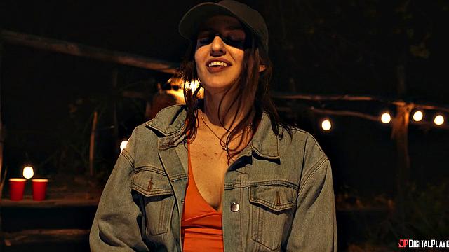 Жены сходят с ума у костра: измена переходит в жаркий тройничок