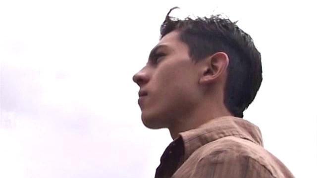 Энджел и Хуан Карлос раздеваются и трахаются на кровати