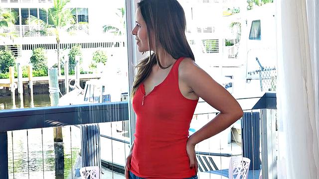 Эмили Старр дрочит свою бритую киску на диване