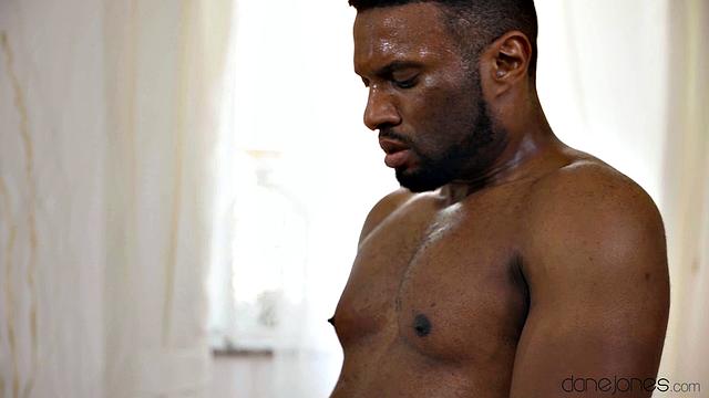 Длинноногая Marilyn Crystal на каблуках сосет Yves Morgan и ловит сперму на грудь - вот это встреча!