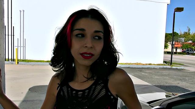 жаркая латинка дрочит в машине и ловит сперму на лицо