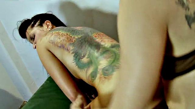 милфа хотела сплетен, а попала на лесбийскую языковую оргию