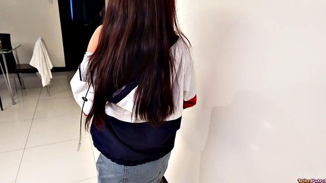 Азиатка с худым телом сосет и получает в позе наездницы и раком.