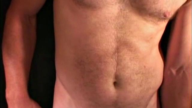 Крис не сдерживается и дрочит зрелому мужику до кончи