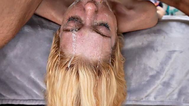 блондинка с крошечными сиськами захлебывается огромным членом