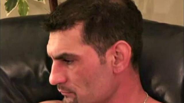 Эйвери дрочит парню и доводит до мощного оргазма