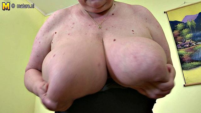 волосатая зрелая с громадными сиськами сама лезет на член