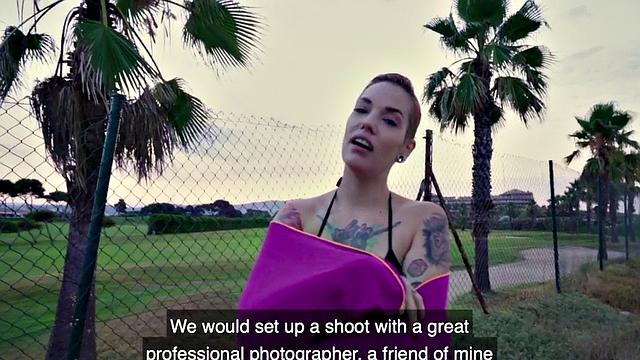 татуированная короткостриженная сосет за деньги, потом скачет на хую на природе