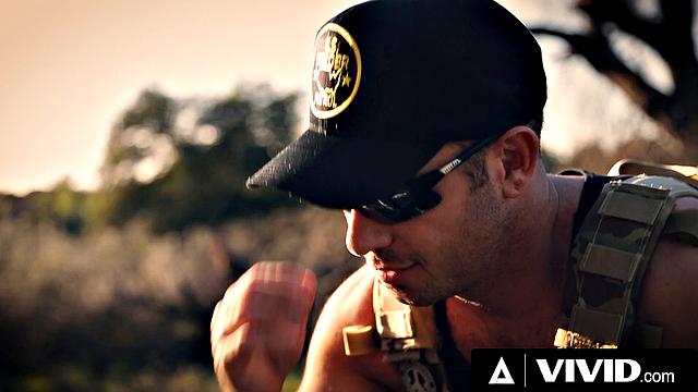 Луна Стар страстно сосет и скачет на члене пограничника, пока не получает горячий фэйшл ради свободы.