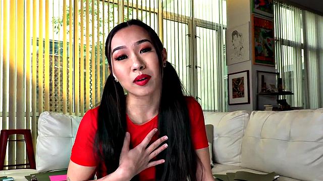 Азиаточка дрочит, скачет на члене и шутит грязно, как будто стендап-шоу